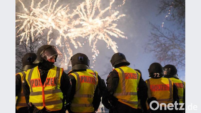 Beamte stehen an einem Ort, wo das Zünden von Feuerwerk verboten ist. Symbolbild: Clemens Heidrich/dpa