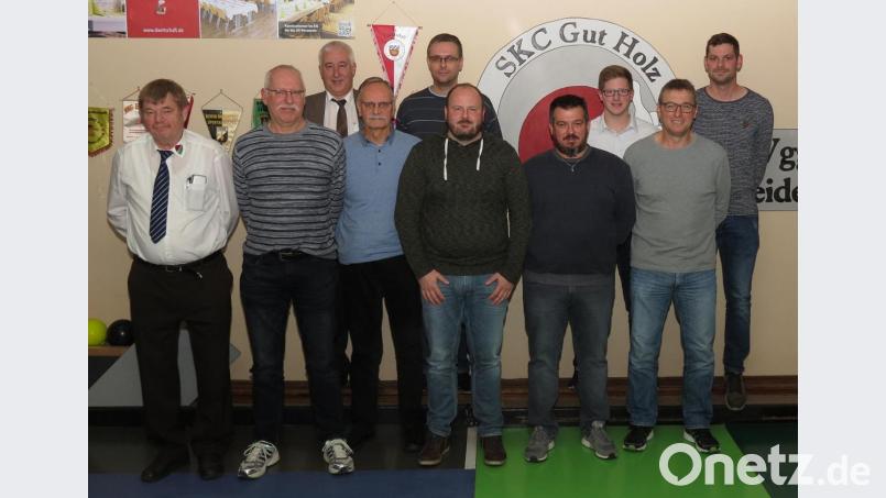 Ehrungen und Neuwahlen stehen beim SKC Gut Holz SpVgg Weiden an. Tobias Lobinger (Vierter von rechts) führt den Sportkegelclub. Bild: Dobmeier