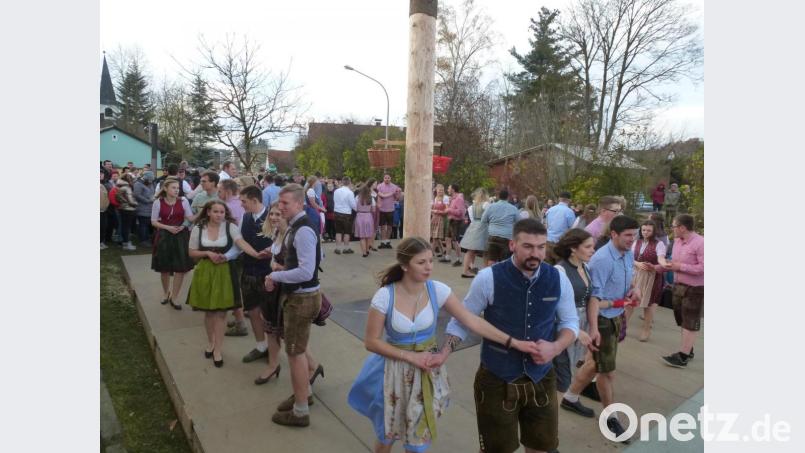 Das muss den Thansüßern erst einmal wer nachmachen: 21 Paare, so viele wie noch nie, tanzen heuer um den Kirwabaum. Bild: bk