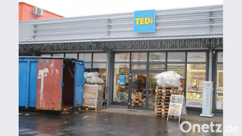 Die Ware wird momentan noch eingeräumt: Am Samstag eröffnet dann eine &quot;Tedi&quot;-Filiale in Pressath. Bild: sne