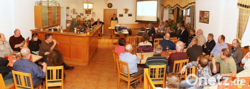 Im Landhaus Wäldern ging Bürgermeister Hans Donko (am Rednerpult) vor allem auf die Investitionen im Ortsteil ein. Bild: njn