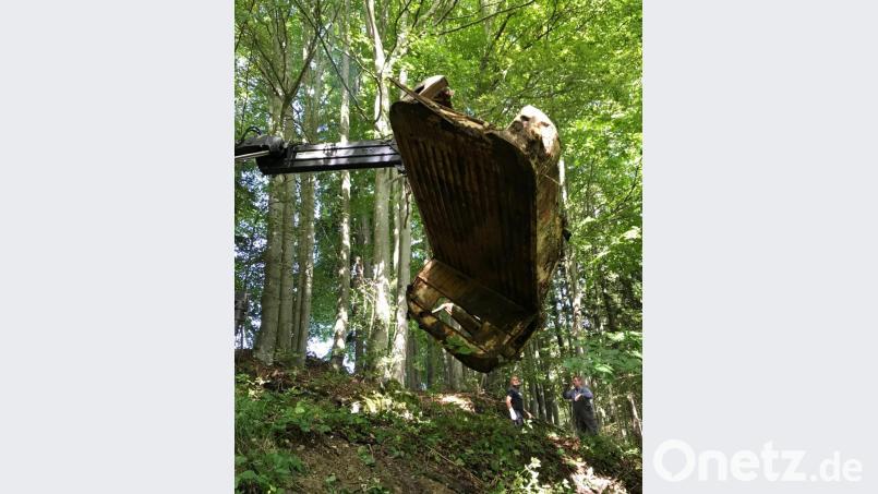 Bergung eines weiteren Fahrzeugs aus einem Waldstück, mit Hilfe eines Krans Bild: exb