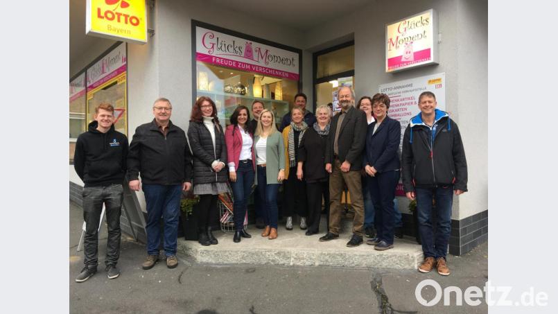 Informationsbesuch bei „GlücksMoment“: Im Bild von links Maximilian Kastner, Werner Spörer, Monika Greger, Bürgermeisterkandidatin Margit Bayer, CSU-Ortsvorsitzender Mario Rabenbauer, Tanja Mai, Susanne Menzel, Stefan Müller, Angela Burger, Helmut Härtl, Ingrid Burger, Christine Weidmann, Stefan Neumann. Bild: exb