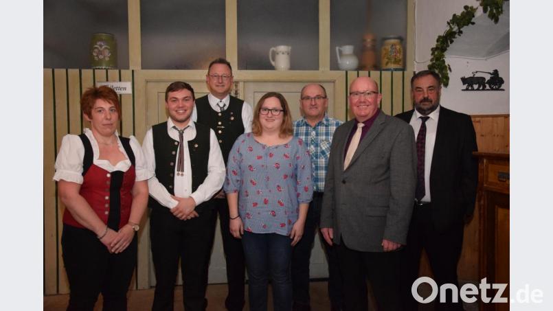 Vorsitzende Birgit Bocka (links), Bürgermeister Josef Beimler (rechts) und Gerhard Engl (Zweiter von rechts) ehren Jonas Kraus (Zweiter von links) und Anna-Marie Holfelner (Vierte von links) für 10 Jahre aktives Musizieren. Besondere Auszeichnungen gab es für Thomas Bergmann (Dritter von links) und Michael Pflaum (Dritter von rechts) in Form der goldenen Ehrennadel des Nordbayerischen Musikbundes. Bild: fla