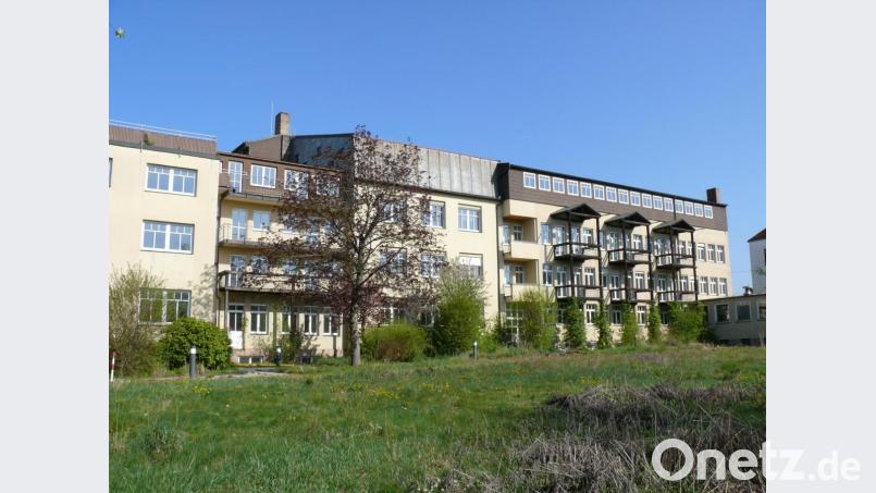 Das ehemalige Seniorenheim an der Egerer Straße (im Bild auf einer Aufnahme vom April diesen Jahres) soll noch in diesem Jahr abgebrochen werden. Auf dem dann freien Gelände entsteht das Amtsgebäude der Geo-Datenbank Bayern. Bild: kgg