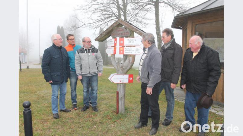 OWV-Vorsitzender Manfred Janker (Dritter von rechts) freut sich mit Josef Meckl, Werner Gleißner, Markus Meyer, Egbert Kohl und Siegfried Völkl (von links) über den Abschluss der Markierungsarbeiten. Bild: pi