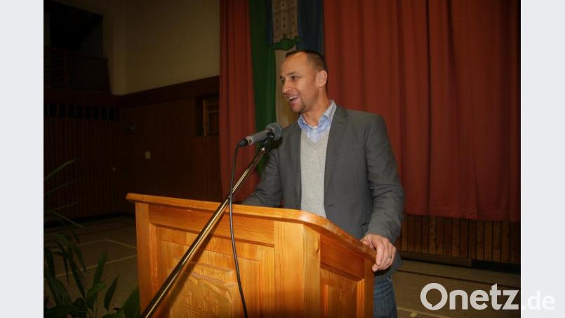 Revierförster Eckhard Deutschländer bedankte sich in einer kleinen Ansprache für die Auszeichnung durch die Marktgemeinde. Bild: wro