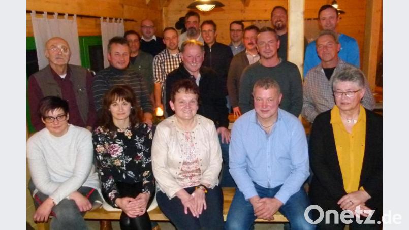 Die Christliche Wählergemeinschaft hat ihre Kandidaten und Ersatzleute für die Stadtratswahlen im nächsten Jahr bestimmt. Die Liste führt Barbara Ruhland (vorne, Mitte) an. Herbert Uschold, designierter Bürgermeisterkandidat der CSU (vorne, Zweiter von rechts), stellte sich in der Versammlung vor. Bild: bgl