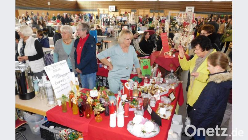 Zu den über 60 Ausstellern gehörte auch die Schlaganfallselbsthilfegruppe Speichersdorf, die Orangenpunsch, Weihnachtskugeln und Bastelartikel anbot. Bild: hai