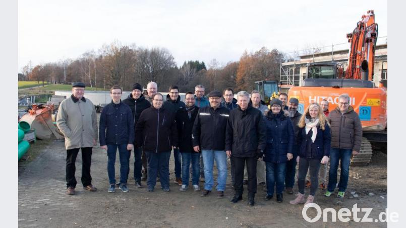 Projektleiter Reinhard Renner (Achter von links) vom Ingenieurbüro Miller zeigte den Besuchern bei der Baustellenbesichtigung der neuen Kläranlage den akutellen Stand. Unter den Teilnehmern war neben Bürgermeister Lothar Müller (Achter von rechts) und Dachorganisationsvorsitzendem Markus Preisinger (Dritter von links) der Großteil der Marktratskandidaten der CSU. Bild: flt