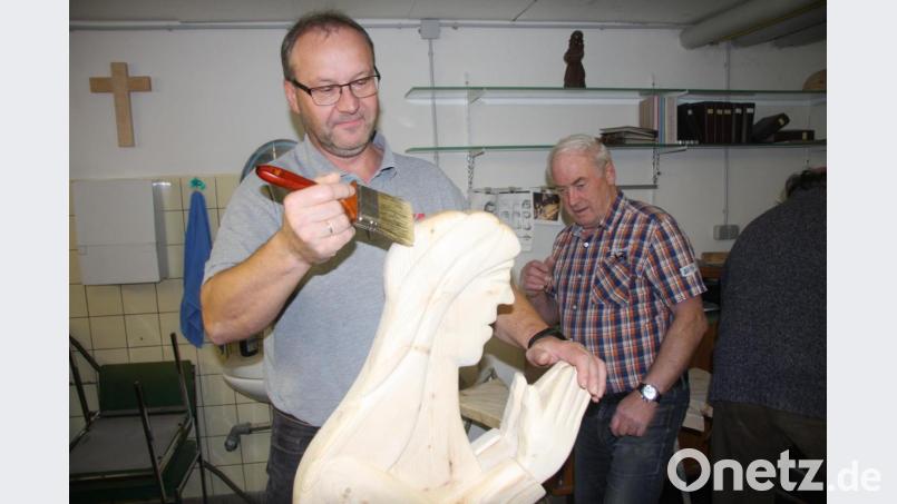 Harald Puss ist unter die Maler gegangen, um sich mit dem Farbpinsel dem heiligen Josef zu widmen. Bild: wro