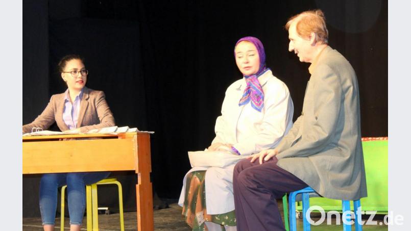Das Ehepaar Memet (Atilla Cansever) und Fikriye Taş (Hatice Onar) vor der Beamtin des Einbürgerungsamtes (Rüya Kahraman) Bild: fsb