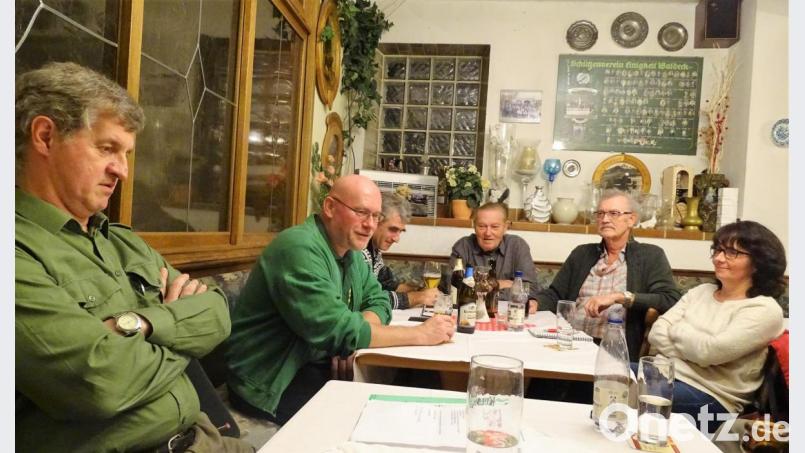 Bei den Schützen beginnt das große Nachdenken darüber, wer im kommenden Jahr die Nachfolge des Vorsitzenden Alfred Wagner (Zweiter von links) antreten könnte. Bild: hl