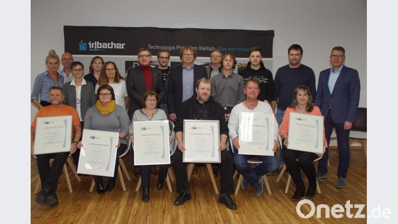 Irlbacher Blickpunkt Glas zeichnete seine Betriebsjubilare aus. Die Treue im Unternehmen würdigten die Geschäftsführer Günther Irlbacher (stehend, Achter von links) und Stephan Irlbacher (rechts), sowie Manuel Lischka, Vertreter der IHK Regensburg (stehend Sechster von links). Bild: mmj