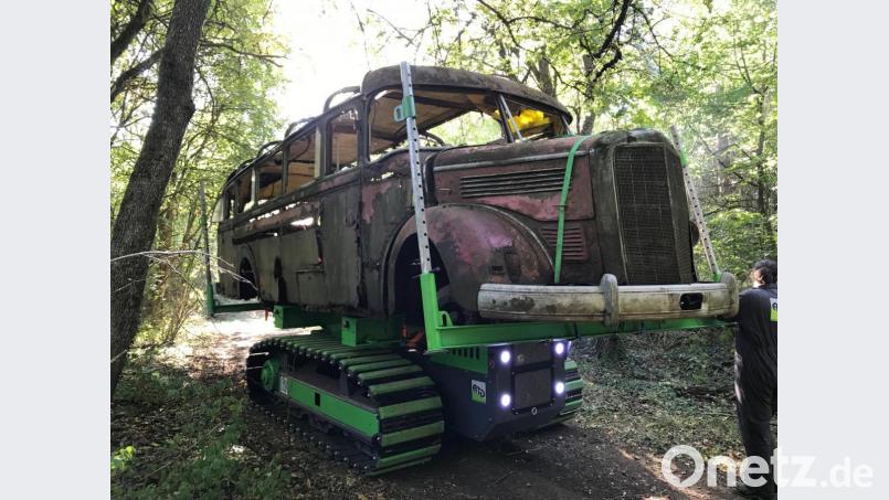 Bergung des Busses, Baujahr 1951, mit einem Spezialraupenfahrzeug Bild: exb