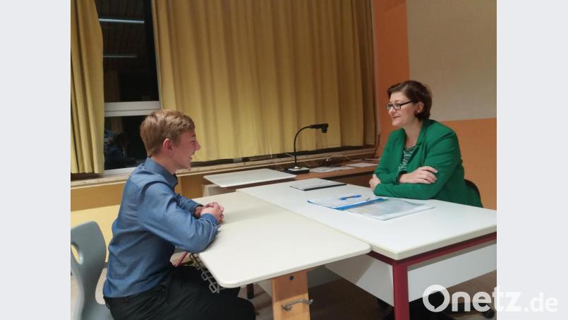 Training für den Ernstfall: Wirtschaftsjuniorin Henriette Regulla-Schießl übt mit einem Neuntklässler das Vorstellungsgespräch. Bild: ptka