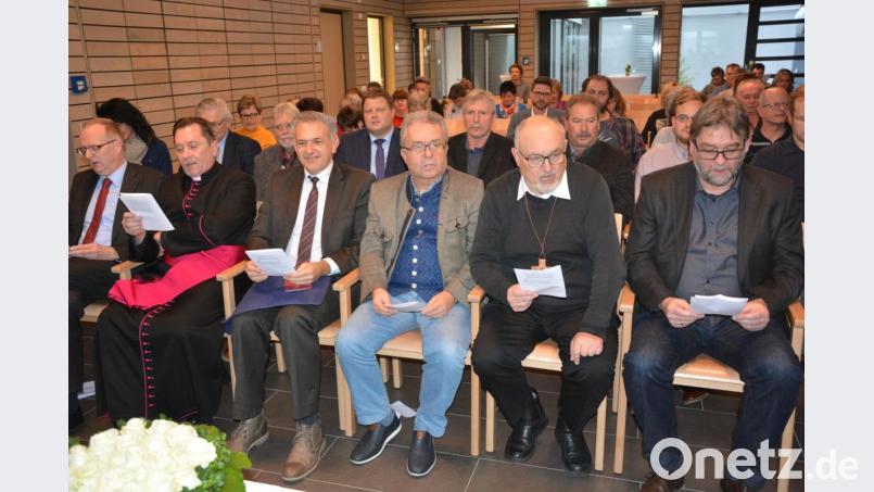 Zahlreich vertreten waren die Ehrengäste, die am Dienstagnachmittag zu Segnung der neuen Förderstätte gekommen waren. Bild: jr
