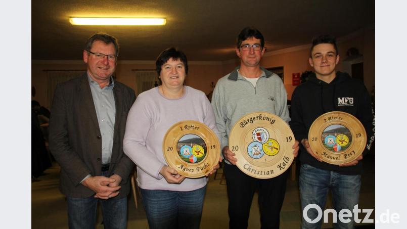 Bürgermeister Martin Prey (links) gratulierte dem neuen „Bürgerkönig“ Christian Kalb (Zweiter von rechts) und den beiden Rittern Agnes Fuchs (Zweite von links) und Manuel Prey. Bild: frd