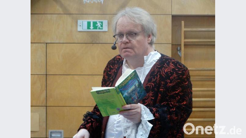 Schauspieler und Sprecher Stephan Bach war zum Vorlesetag in die Grundschule nach Tirschenreuth gekommen. Bild: exb