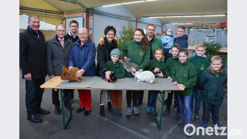 Bei der Eröffnung der Konnersreuther Kaninchen-Lokalschau mit dabei waren (von links) Vorsitzender Reinhard Wurm, Bürgermeister Max Bindl, Wolfgang Pötzl, Hannelore Bienlein-Holl, Kreisrätin Inge Härtl, sowie Züchter des Vereins. Stark vertreten auch hier der Nachwuchs. Bild: jr
