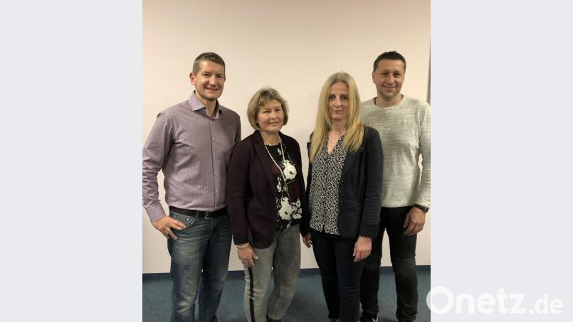 Die Vorsitzenden des Gesamtschul-Elternbeirats Martin Gallersdörfer (links) und Manuel Neugirg (rechts) mit (von links) Konrektorin Beate Koch und der neuen Rektorin Sabine Graser. Bild: njn