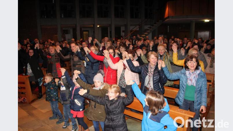 Die vielen Konzertbesucher machten begeistert mit und standen teilweise bei den Liedern Bild: kro