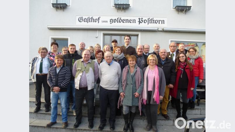 Der „Sternecker-Sepp“, vorne Mitte mit seiner Großfamilie, bleibt gelassen und blickt wie immer optimistisch in die Zukunft. Bild: bk