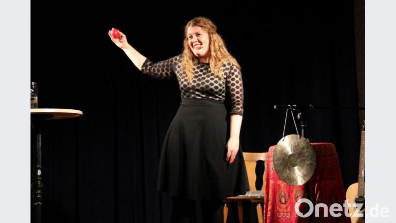 Mit dem Wutball mitten ins Herz wurde die Kabarettistin Franziska Wanninger in ihrem Programm &quot;furchtlos glücklich&quot; getroffen. Mit ihrem Typen-Kabarett begeistert sie das Publikum im Theaterstodl des Gasthauses Plödt. Bild: prh