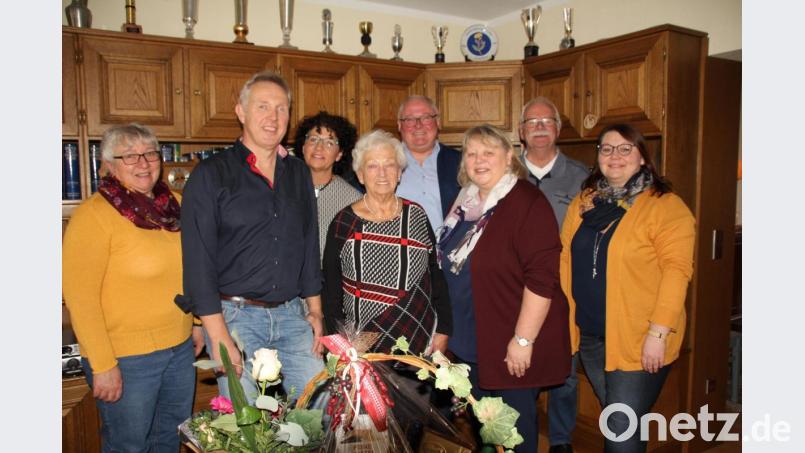 Viele Gratulanten wünschten Emmi Schießl (Mitte) zum 85. Geburtstag alles Gute, darunter Sohn Albert (Zweiter von links), Tochter Petra (Dritte von rechts) und Enkelin Isabella (rechts) Glückwünsche überbrachten auch (hinten, von links) Angelika Vogl (Frauenbund), Lydia Eckert (Frauen-Union), Bürgermeister Heinz Weigl sowie Günter Flierl (OWV/Pfarrei). Bild: frd