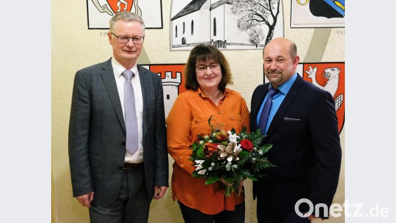 Schon vor einigen Wochen von der Vorstandschaft empfohlen, wählten die Mitglieder der Freien Wählergemeinschaft Vorbach-Oberbibrach-Höflas den 53-jährigen Polizeibeamten und langjährigen Kommunalpolitiker Manfred Plößner (re) zum Kandidaten für das Bürgermeisteramt der Gemeinde Vorbach. Als erste gratulierten Ehefrau Angela und Bürgermeister Werner Roder Bild: do