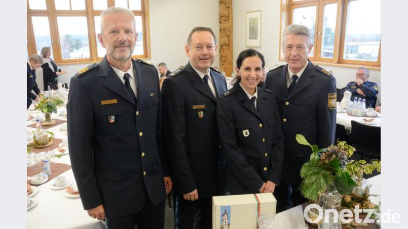 Seda Wintermayr löst ab Dezember den stellvertretenden Leiter der Polizeiinspektion Weiden, Roland Ast (zweiter von links) in seinem Amt ab. Polizeivizepräsident Thomas Schöniger (links) und Polizeiinspektionsleiter Klaus Müller (rechts) gratulieren. Bild: Gabi Schönberger