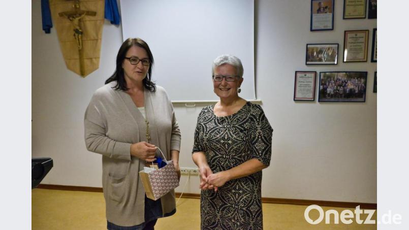 Die Vorsitzende des KDFB-Teunz, Sandra Fuchs, bedankt sich mit einem kleinen Präsent in Form von Eine-Welt-Waren, bei der Referentin Marianne Moosburger. Bild: tkr