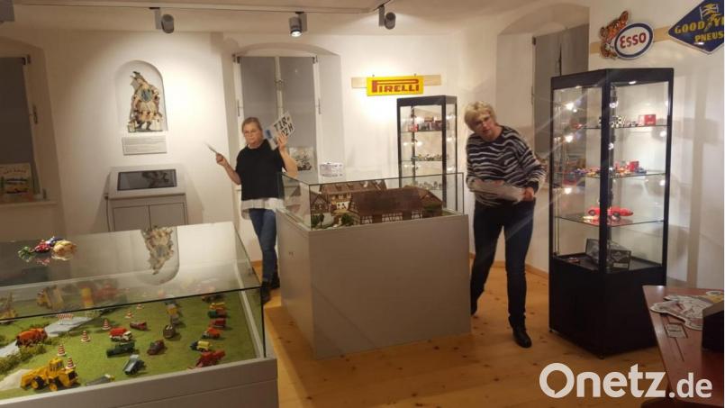 Museumsfreunde bei den Vorbereitungen für die Ausstellung „Autos für Groß und Klein“. Bild: Franz Schöner/exb