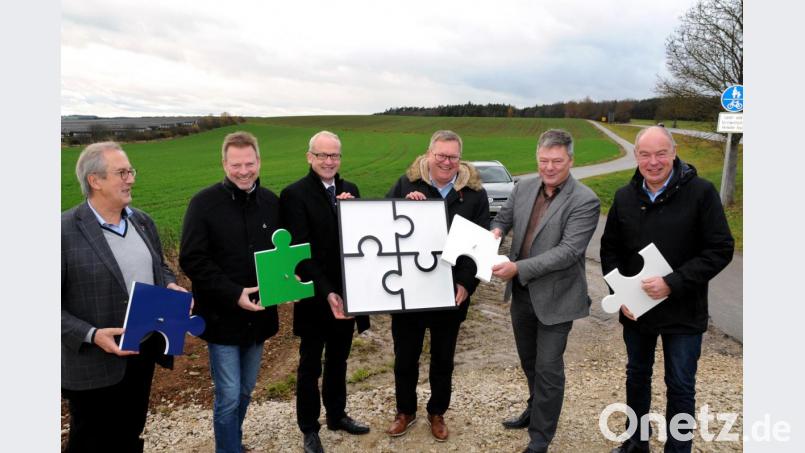 Planungsstart für das Interkommunales Gewerbegebiet mit Bürgermeistern (von links): Franz Mädler (Ursensollen), Alwin Märkl (Freudenberg), Bernhard Lindner (Hahnbach), Michael Cerny (Amberg), Karlheinz Brandelik (Gewerbebau Amberg) und Roland Strehl (Kümmersbruck). Bild: Stephan Huber