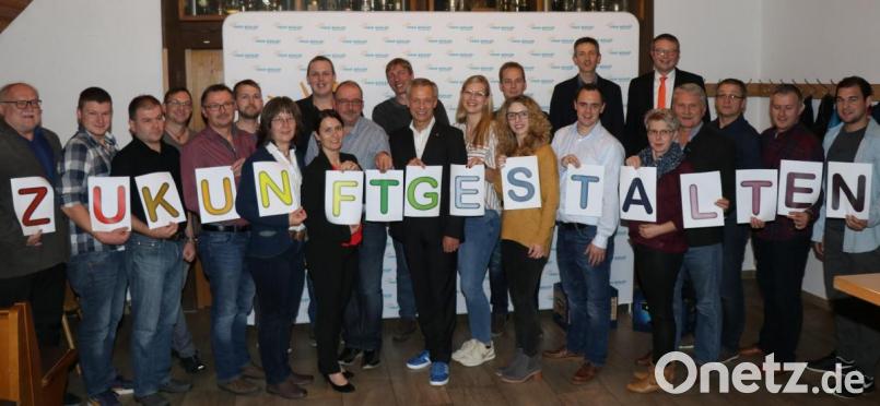 Mit dem Slogan &quot;Zukunft gestalten&quot; zieht die Wählergruppe Einheitsblock-Freie Wählerschaft Vilseck in die Kommunalwahl. Die Stadtratskandidaten der FW-Ortsgruppe mit Vorsitzendem Thorsten Grädler (Mitte) finden den vollen Zuspruch der Mitglieder. Bild: kari