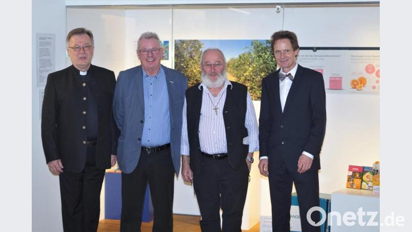 Verbands-Präsident Martin Martlmeier, &quot;Kripperer&quot; Albin Artmann, Ulrich Frey vom Verein &quot;Solidarität in der Einen Welt&quot; und Museumsleiter Volker Dittmar (von links) vor dem Schaufenster zum Fairen Handel. Bild: Peter Pirner