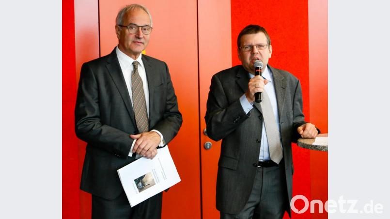 Professor Mario Mocker (rechts) und Diplomingenieur Werner P. Bauer stellten eine Studie zur Klimarelevanz des Müllkraftwerkes vor. Bild: Hösamer
