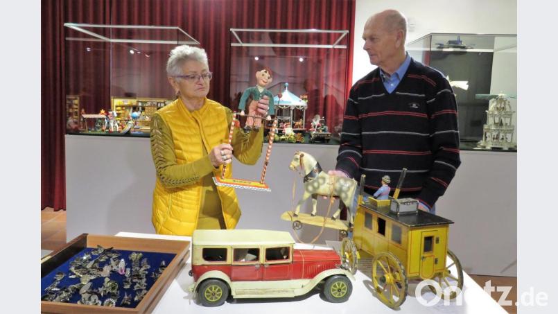 Christel und Helmut Weiß sind stundenland damit beschäftigt, ihre unzähligen Exponate aufzubauen. Bild: ubb