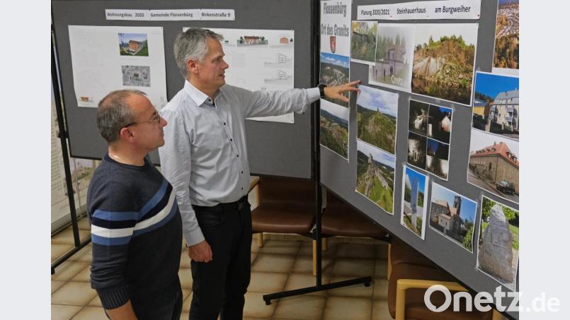 Klaus Richter (links) von der Verwaltung und Bürgermeister Thomas Meiler hatten einen kurzweiligen Abend im Rathaus vorbereitet. Zu sehen sind dort noch für einige Zeit Impressionen zum "Ort des Granits". Bild: nm