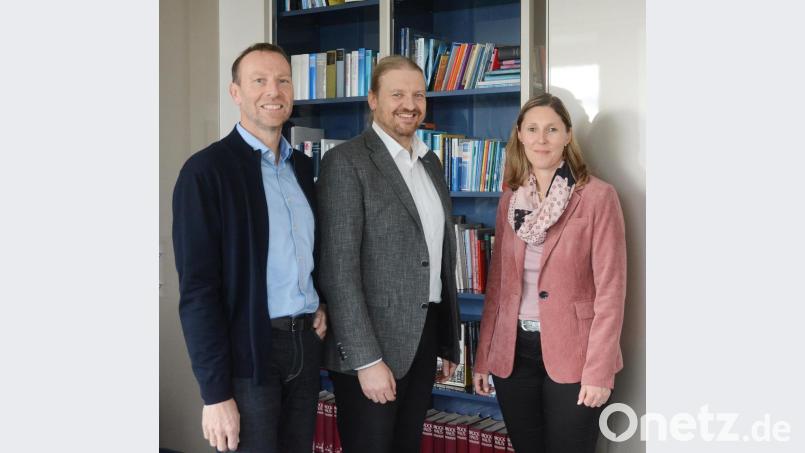 Kai Gohlke (Mitte) ist neuer Chefredakteur bei Oberpfalz-Medien. Geschäftsführer Thomas Maul und Geschäftsführende Verlegerin Viola Vogelsang-Reichl gratulieren. Bild: Gabi Schönberger