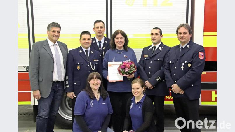 Für ihr besonderes Engagement im Spielmannszug der Grafenwöhrer Feuerwehr erhält Petra Melchner von der Bundesvereinigung Deutscher Musikverbände die Bandschnalle in Gold mit Kranz, Diamant und Ehrenbrief. Dazu gratulieren ihr auch (von links) Bürgermeister Edgar Knobloch, Vorsitzender Alexander Richter, stellvertretender Kommandant Carsten Engelhardt, Petra Melchner, Thomas Flauger, und Andreas Hochwart sowie (vorne) Melanie Kappl und Isabelle Schmidt. Bild: jma