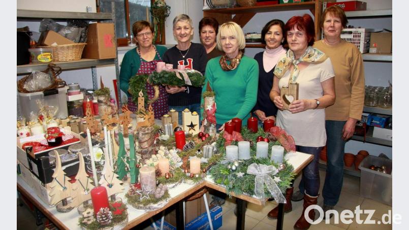 Schon seit Wochen bereitet sich das Bastel-Team des Frauen- und Müttervereins auf ihren Adventsbasar im Jugendheim vor. Marianne Wolfrum, Angelika Bittner, Rosi Bächer, Elke Wittmann, Irene Schön, Hermine Schönberger und Elisabeth Vogl(von links) gestalteten schmucke Advents- und Weihnachtsdekorationen. Bild: wro