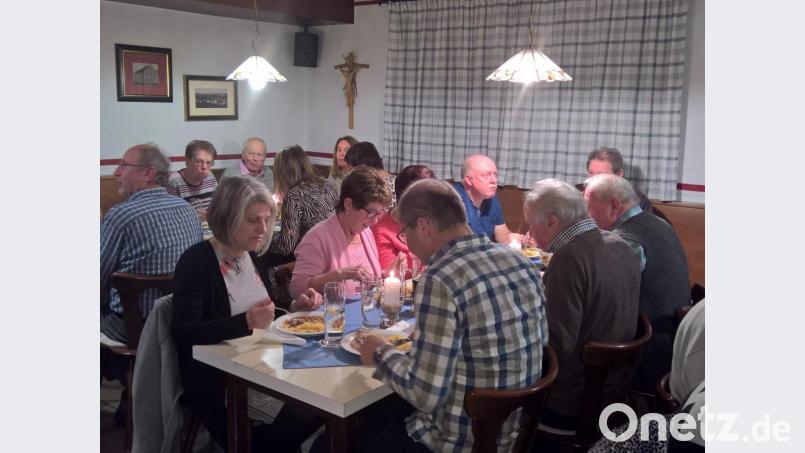 Die Radfahrer genossen das Vereinsessen. Bild: rpp