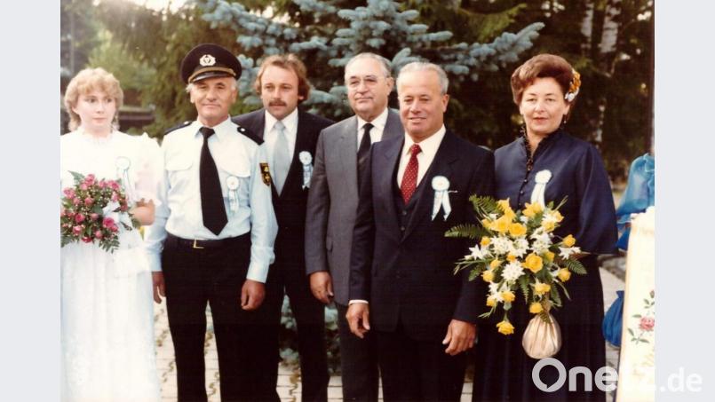 1983 feierte der Verein 100-jähriges Bestehen. Damals entstand dieses Bild mit (von links) Festbraut Gerlinde Kirsch, Vorsitzendem Ludwig Maier, Festleiter Franz Liebl, Ehrenschirmherr Johann Koller, Schirmherr Hermann Reiminger und Fahnenmutter Elfriede Riedl. Bild: mmj