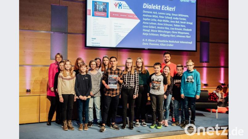 Die Vohenstraußer Realschüler waren sichtlich stolz auf die Auszeichnung beim &quot;Crossmedia&quot;-Wettbewerb in der Landeshauptstadt. Sie erreichten als einzige Realschule in der Oberpfalz einen ersten Platz und damit eine Ehrung. Bild: exb/BR/Max Hofstetter
