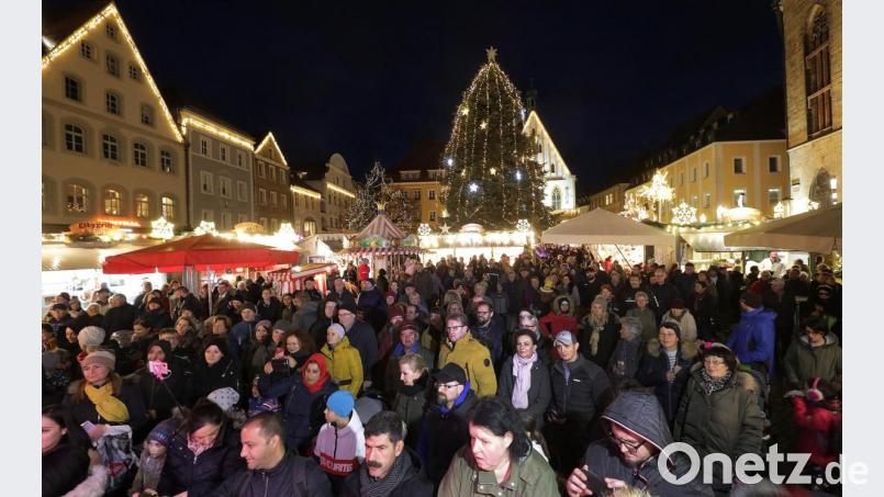 Dicht drängen sich die Besucher bei der Eröffnung des 34. Amberger Weihnachtsmarktes vor der Bühne. Bild: Wolfgang Steinbacher