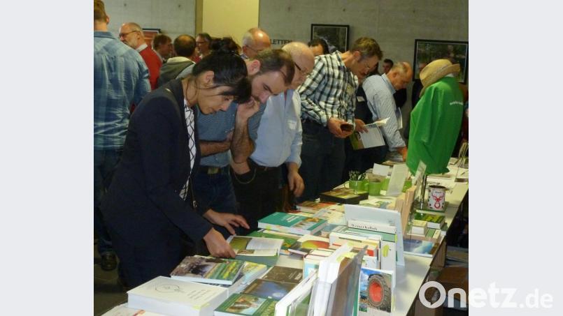 Wissen weitergeben: Das Interesse am Büchertisch ist groß. Bild: Portner