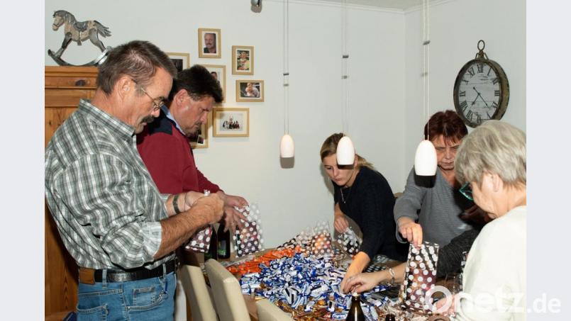 Die Weihnachtswichtel (Vorstandschaft der Vereinsgemeinschaft) sind fleißig und packen bei Vorstand Tobias Kirner 250 Nikolaustüten für die Kinder. Bild: fjo