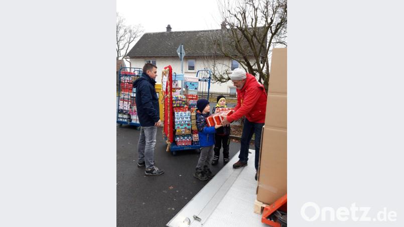 Die Feuerdrachen halfen auch beim Verladen der Weihnachtspäckchen für die Aktion &quot;Geschenk mit Herz&quot; mit. Bild: bkr