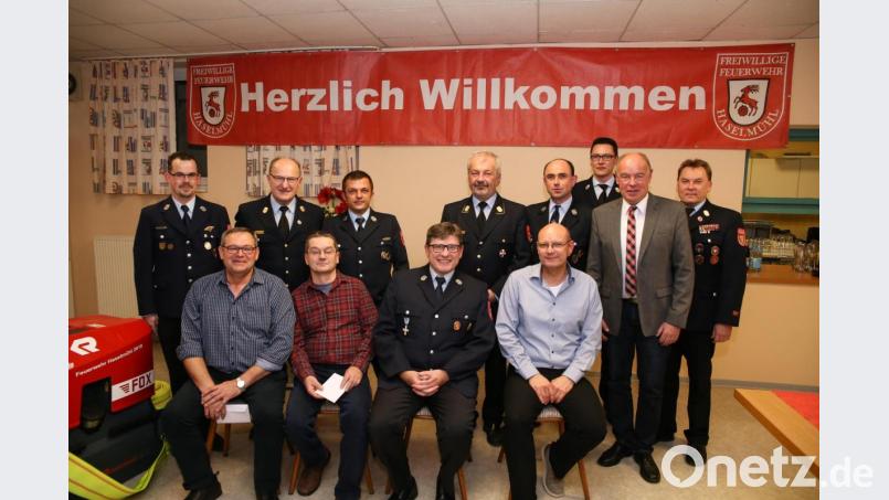 Für 25 und 40 Jahre aktiven Dienst wurden sechs aktive der Haselmühler Wehr ausgezeichnet. Bild: egl